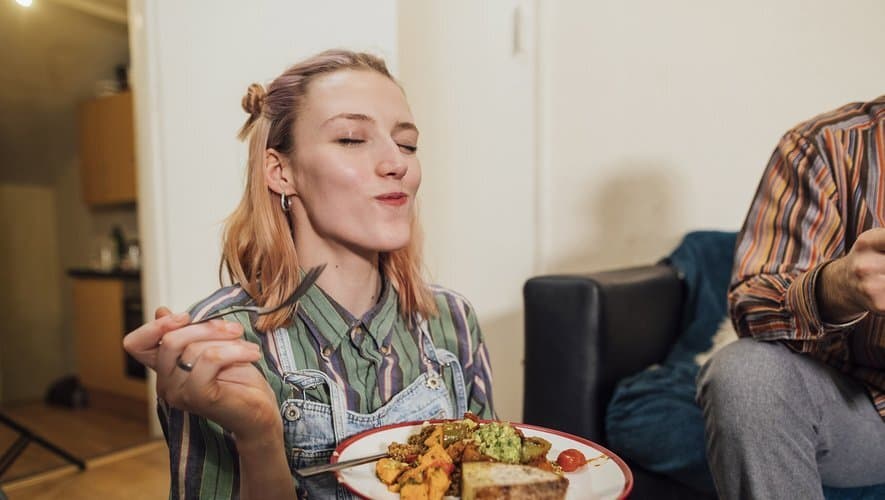 Une famille savoure un repas préparé à la maison